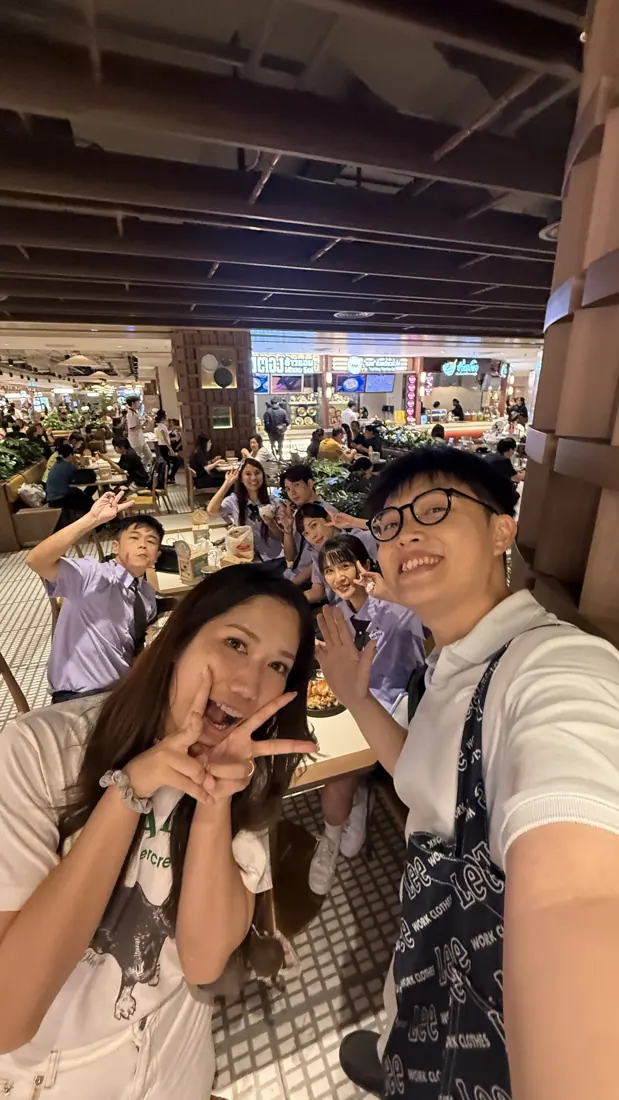 和朋友在美食廣場