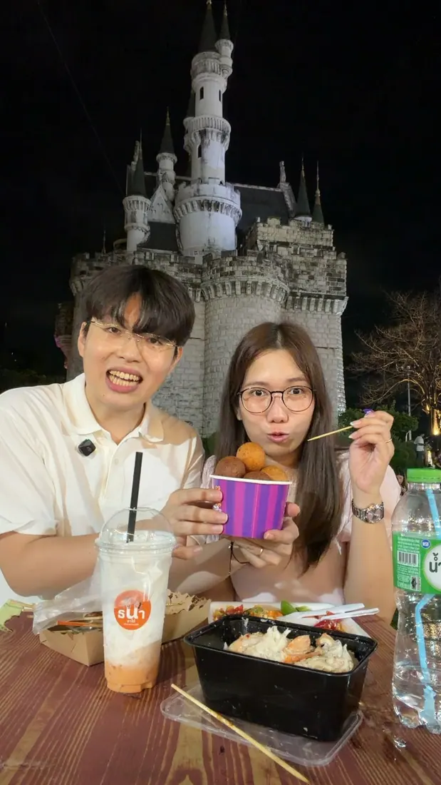 城堡前的晚餐