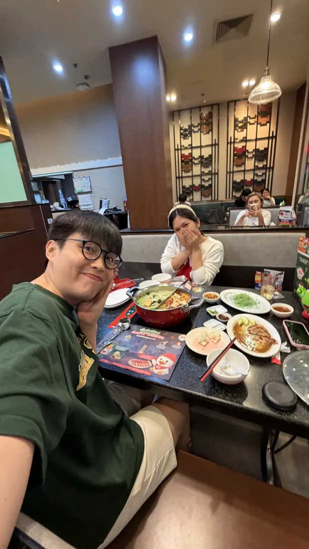 和朋友在 MK 用餐