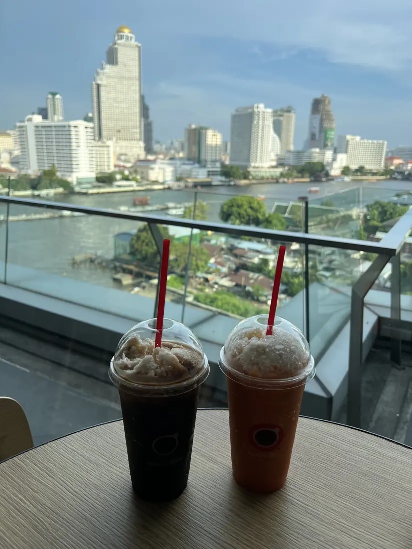 邊喝飲品邊看河景